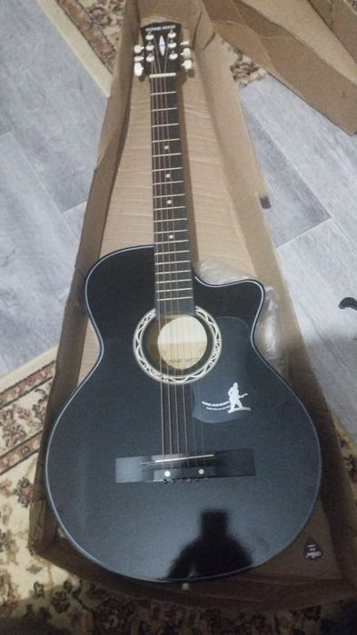 Гитара черный новый