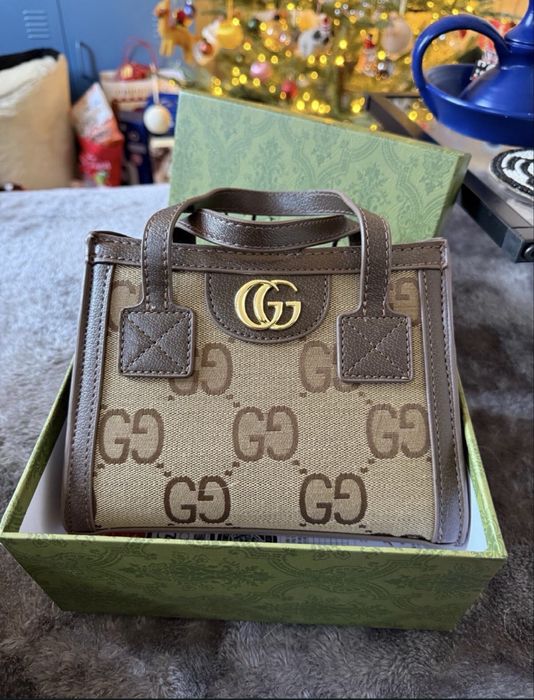 O copie perfecta de Geanta Gucci  cu palarie de vara