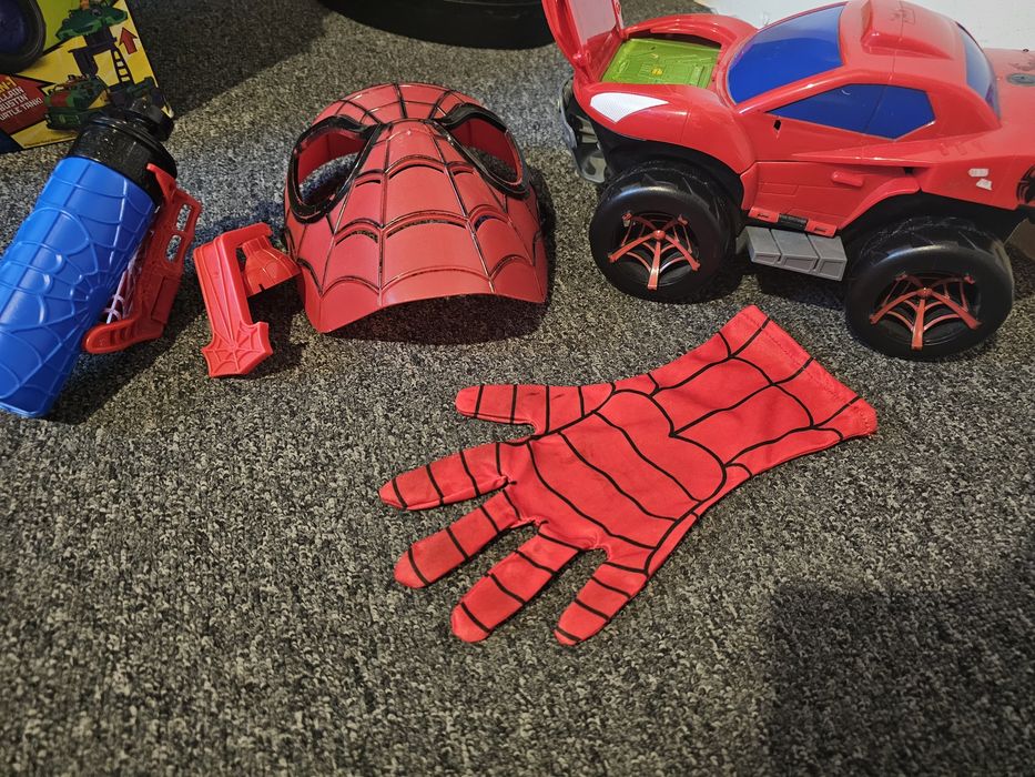 Колата на spider man + ръкавицата и спрея