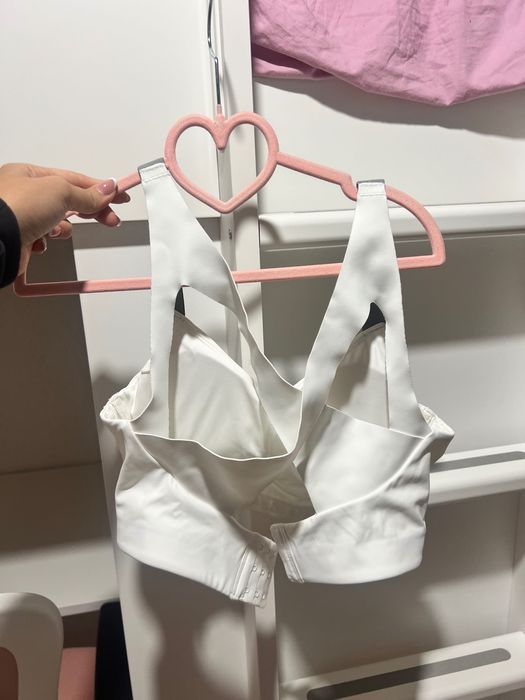 Бял потник със сиви презрамки на peachpump.