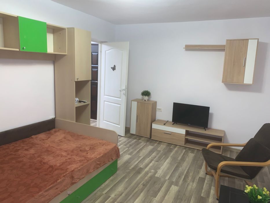 Închiriez garsonieră  confort l decomandată