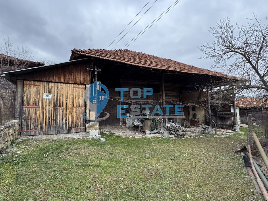 Двуетажна тухлена къща с гараж в с. Константин, област Велико Търново