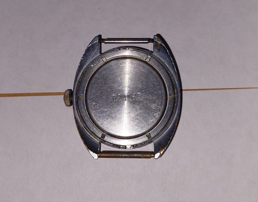 Часы 2 штук 1 жёлтые часы на ходу. Белые часы нерабочие. Цена за всё.