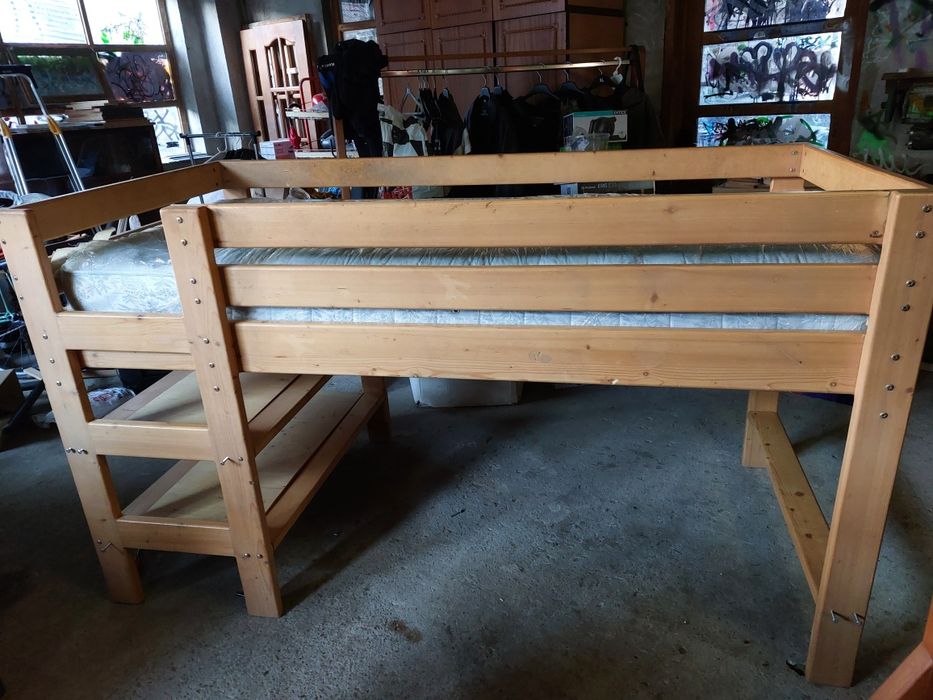 Vând pat etajat lemn brad