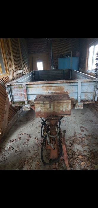 Vând Tractor+utilaje(remorcă+cositoare+plug+freză+mașină cartofi)