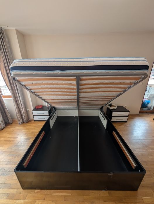 Спалня с две нощни шкафчета, скрин, огледало и гардероб