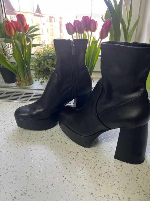 Botine Bershka nr 38 purtate o singura data.