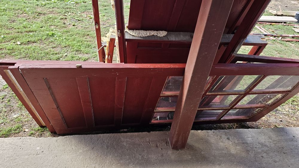 Uși si ferestre cu geam si feronerie