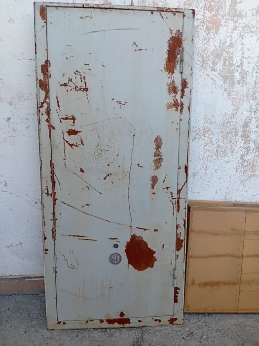 Дверь железная с замком