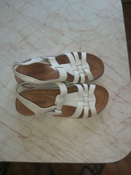 Женские белые сандалии.