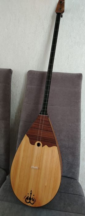 Продам домбыру с чехлом.