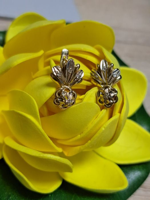 Бриллиантовые золотые серьги