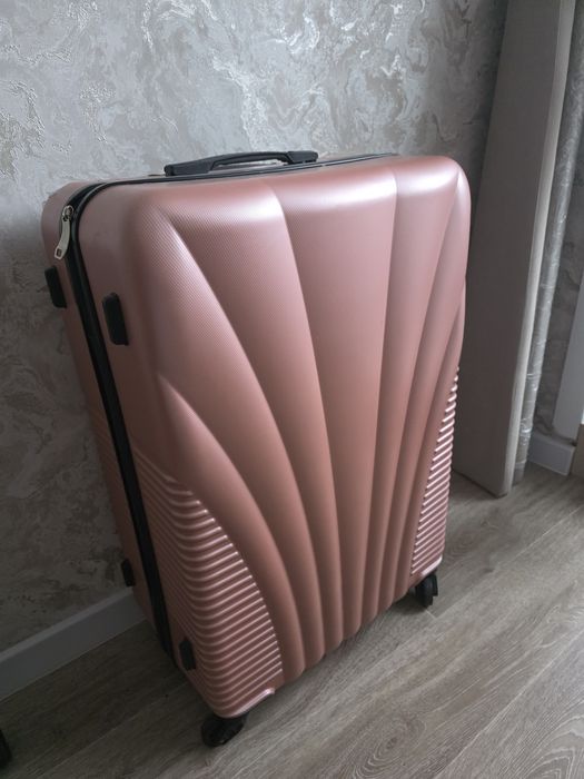 Продам чемодан силикон