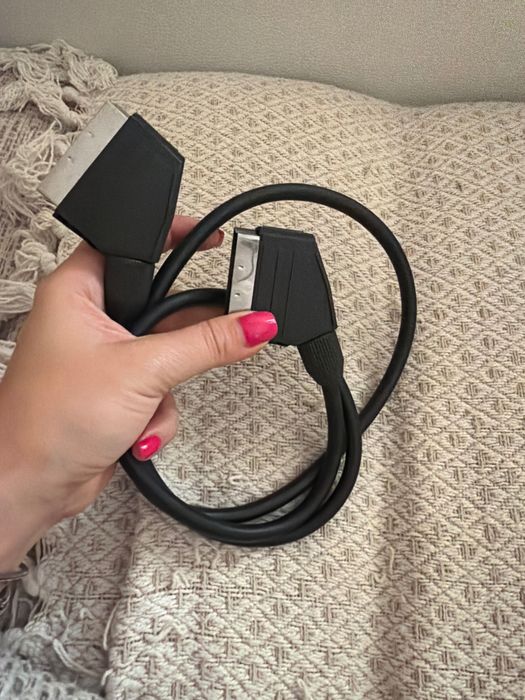 Cablu SCART (Euroconector) tată–tată, stare foarte bună. Compatibil cu TV, DVD, VHS și console retro.