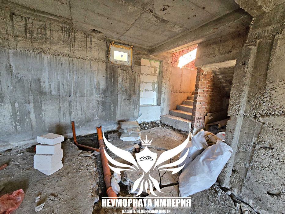 Триетажна къща с гараж и изолация 210РЗП с 564кв двор село Момчиловци