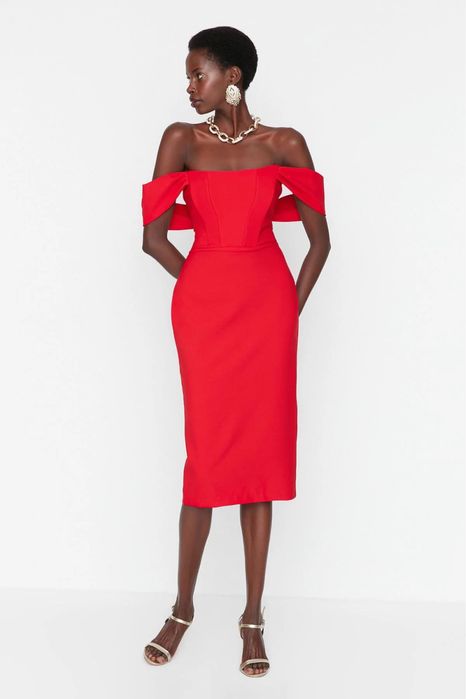 Елегантна рокля в червено