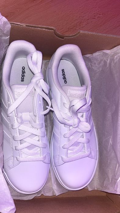 Обувки adidas,ниски