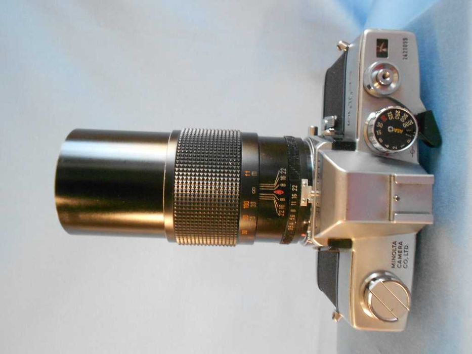 Minolta srt-101 cu obiectiv 200mm, aparat foto film clasic emblematic