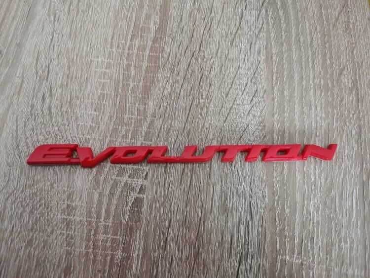 червен надпис Mitsubishi Evolution