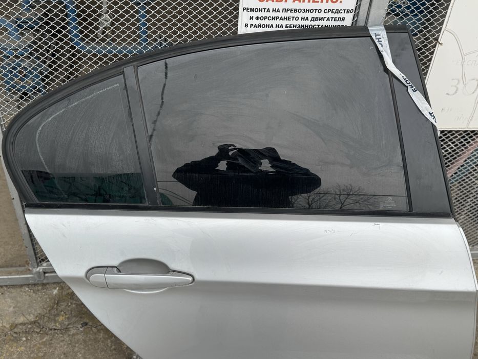 Продавам задна дясна врата в цвят код боя 354 (сребрист металик).