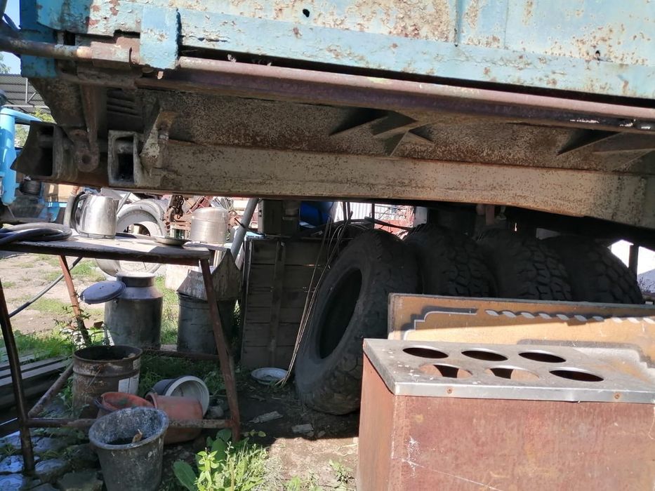 Синий полуприцеп ЗИЛ