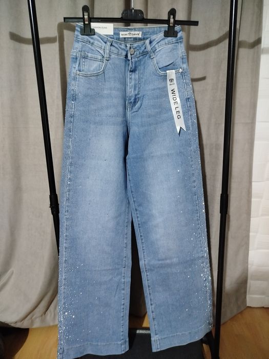 Дънки с камъни, балон и mom fit