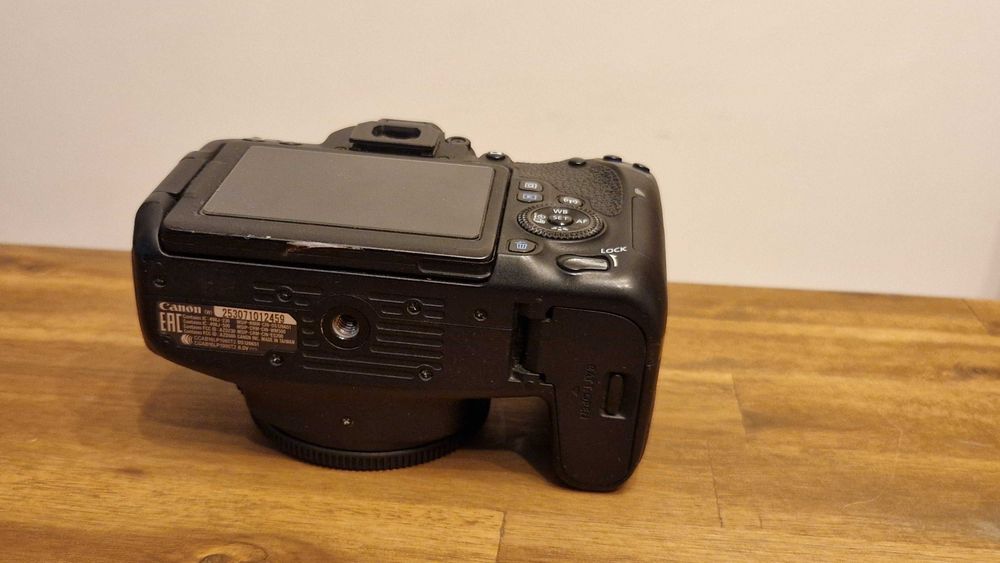Canon EOS 77D с EF-S 17-85mm подарък