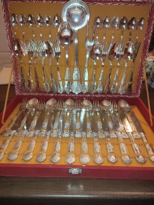 Посребрени прибори/ сервиз за хранене