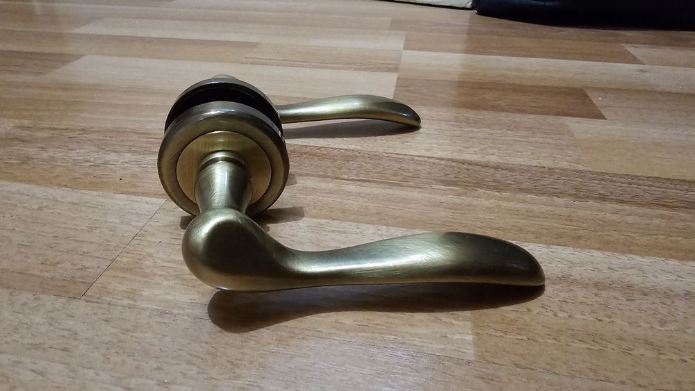 Vand manere usa Tolosa culoarea bronz ,noi!