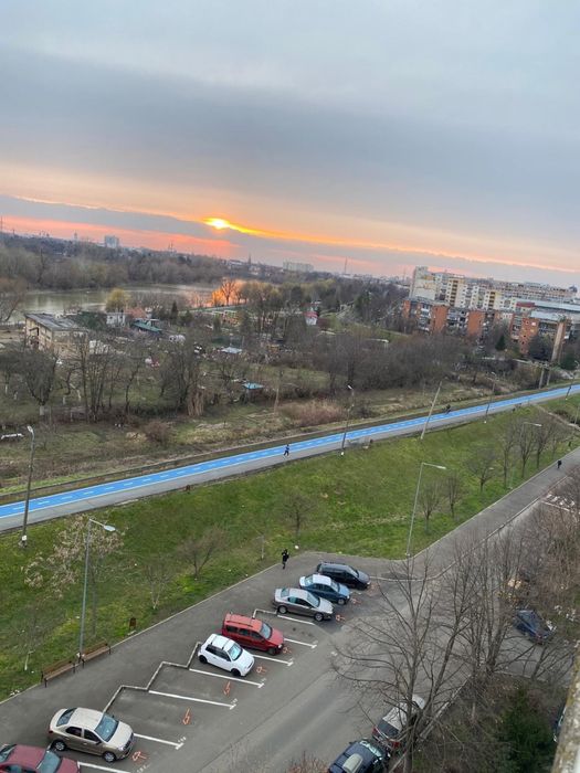 Dau in chirie  apartament 4 camere pe Malul Muresului