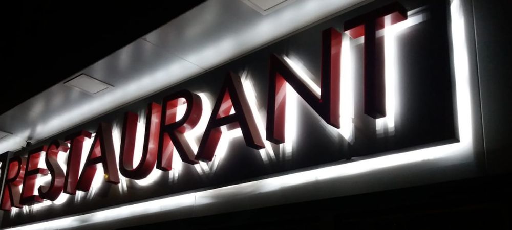 Продавам светеща реклама с надпис ресторант на английски език