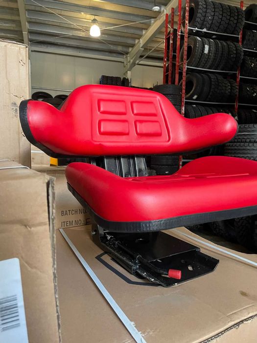 Scaun Rosu de tractor cu prindere universala garantie livrare