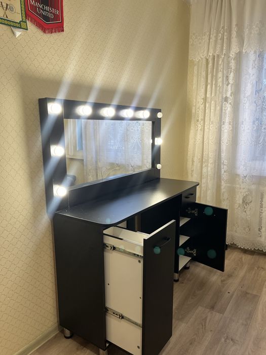 Продам косметический столик