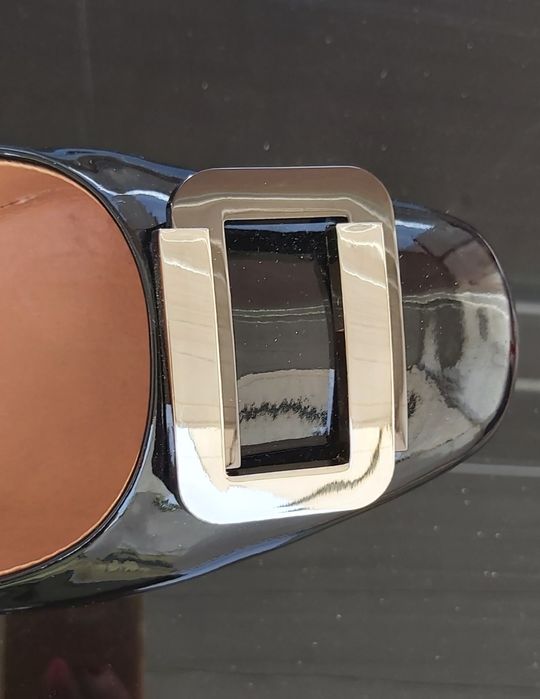 Дамски черни лачени обувки с катарама и нисък ток