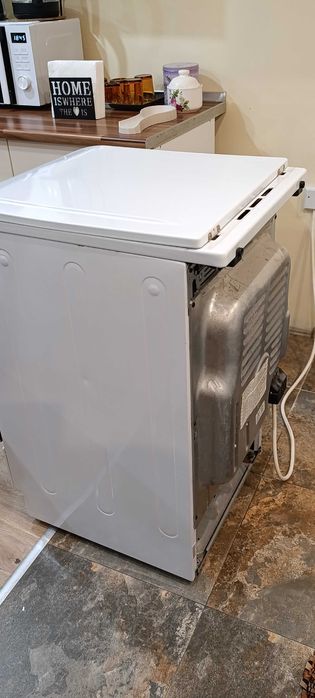 Готварска печка Indesit I5E52E(W) – вентилатор, грил, таймер, отлична.