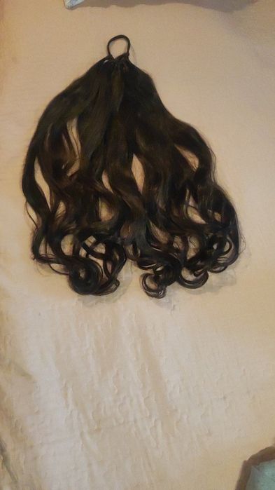 Синтетична къдрава в краищата кестенява опашка