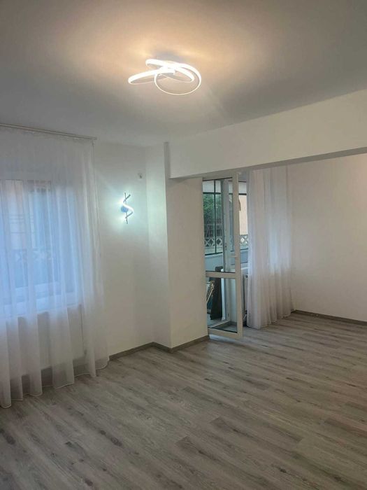 Inchiriez apartament cu 3 camere central