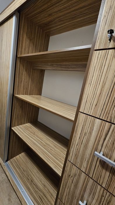 Dormitor ,pat 2m×140,foarte putin folosit,facut la comanda,.