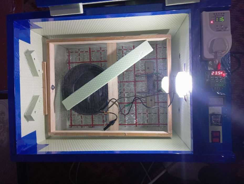Inkubator 60 tali 12/220v ishlaydi
