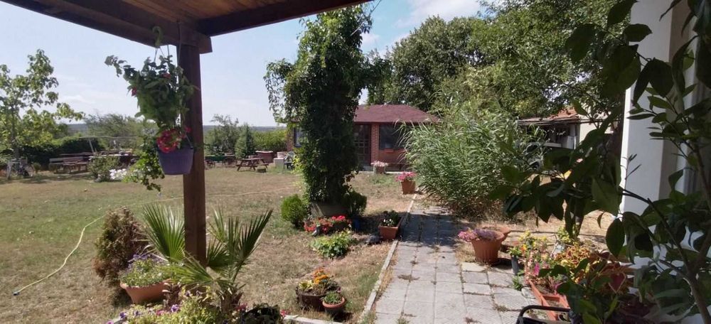 Две самостоятелни къщи в делим двор в с. Ген. Кантарджиево