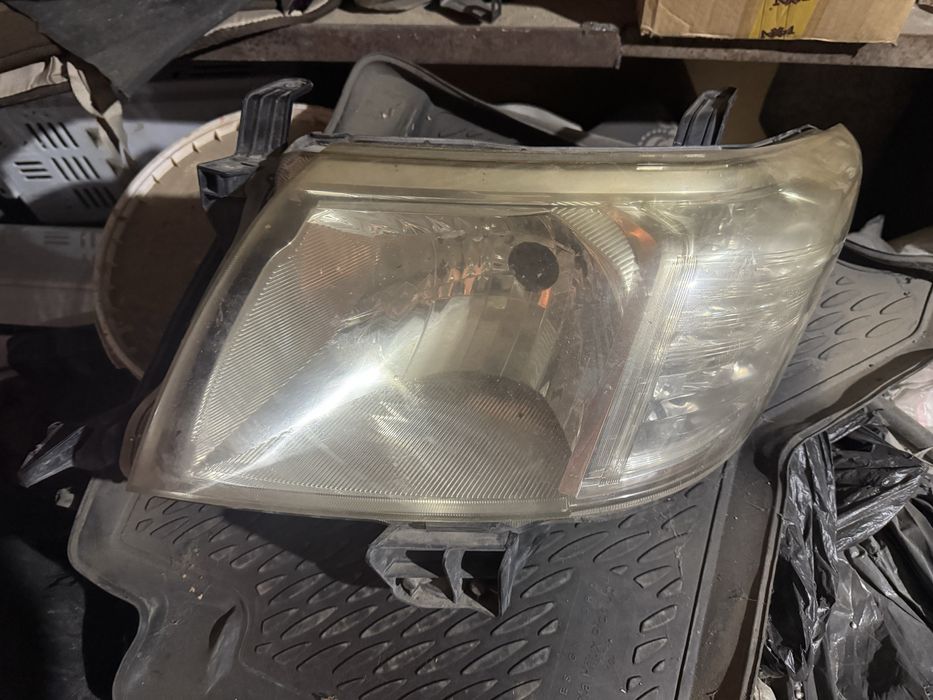 Левая фара Hilux