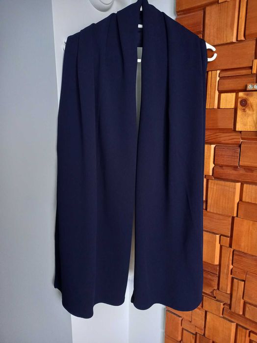 Елегантна дизайнерска вечерна рокля в тъмно синьо