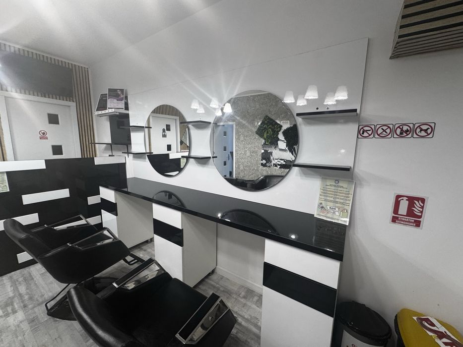 Vând mobilă pentru salon