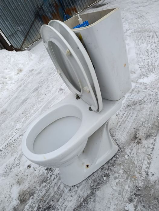 Унитаз для рабочих  в рабочем состоянии