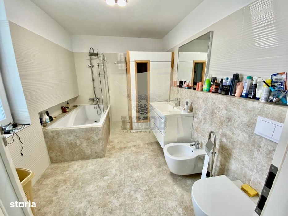 Casa cu 4 camere 3 bai 2 terase si teren 450 mp in zona Parcul Sub Ari
