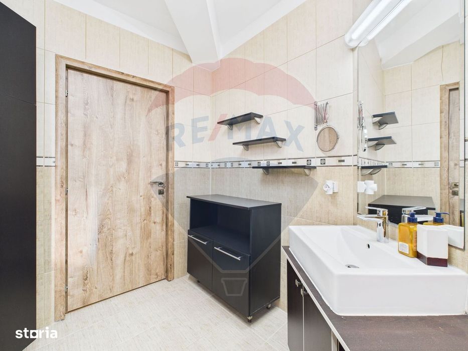 De inchiriat apartament 4 camere | Curte 127 mp | Foisor & parcare