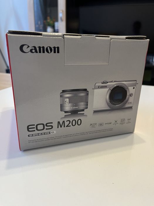 Canon EOS M200 с обектив
