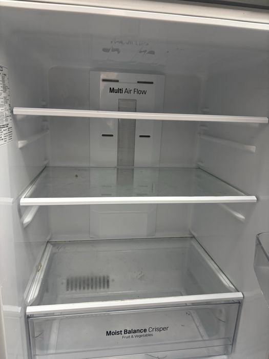 Холодильник LG серого цвета