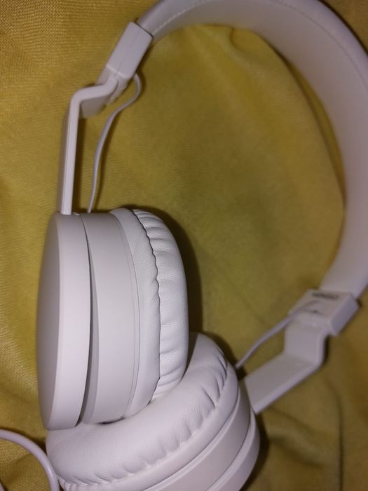 Проводной наушник