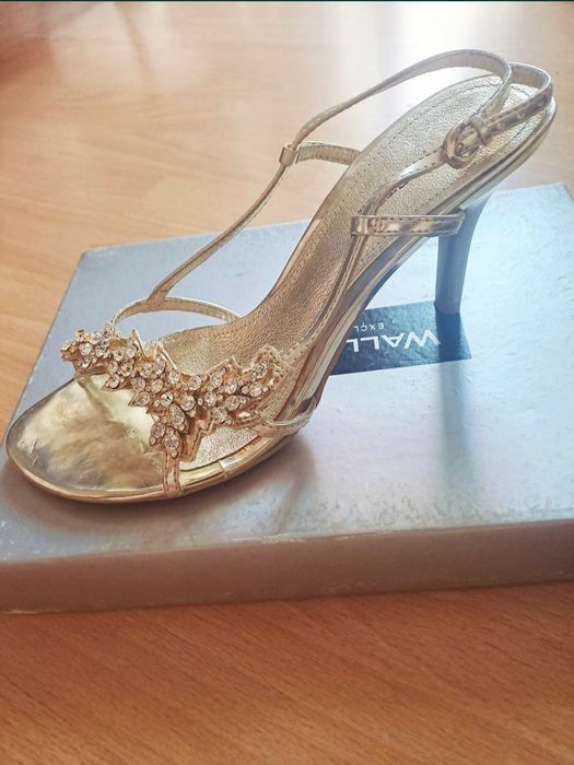 Wall Street Exclusive невероятно красиви сандали с кристали в златисто